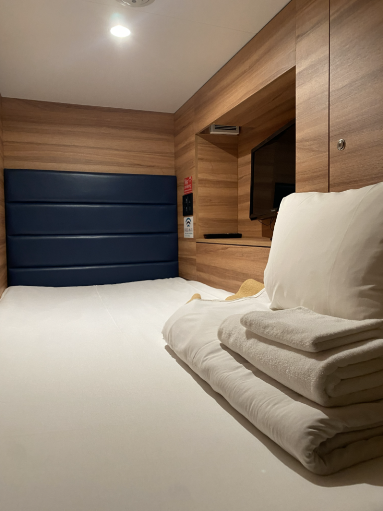 カプセルホテルの部屋の画像