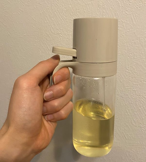 オイルスプレーを手で持ったときの画像