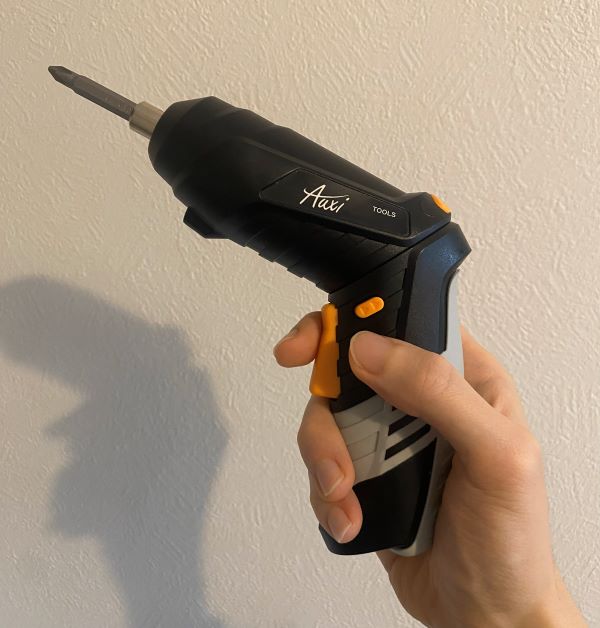 手に持った電動ドライバー