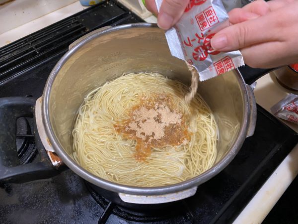 粉末スープを入れる画像