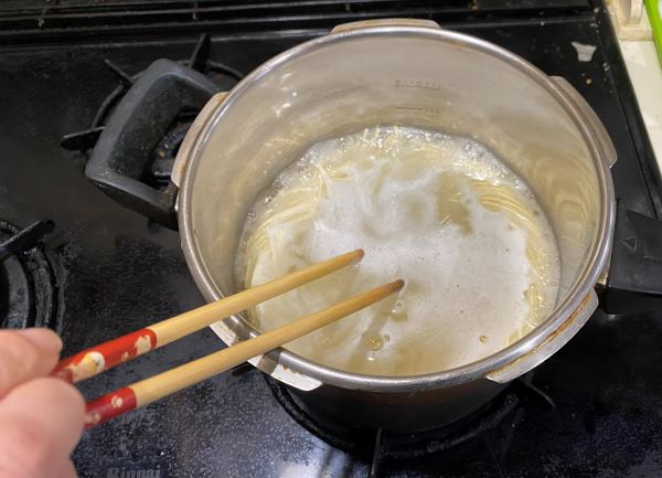 麺を茹でる画像