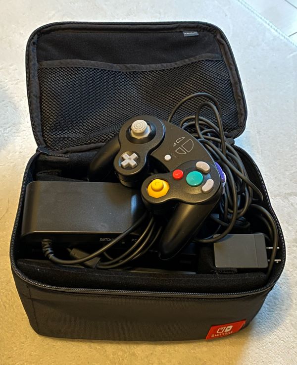 まるごと収納バッグ for Nintendo Switchとゲームキューブコントローラー