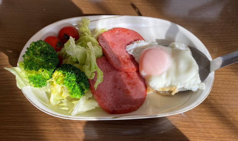 ハムと目玉焼き